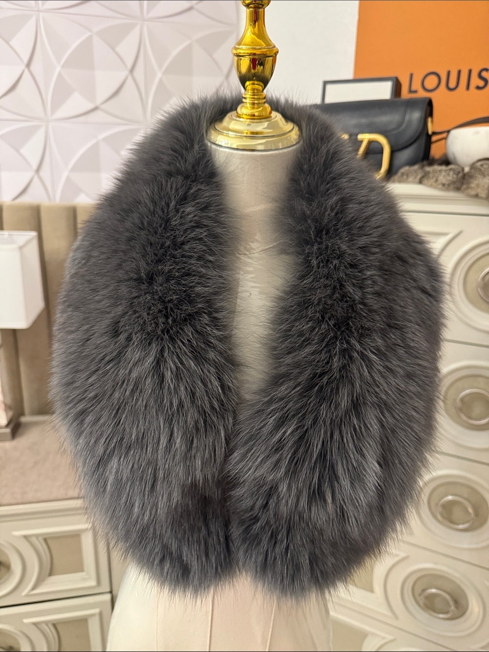 Saga fox fur collar
